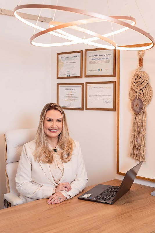 Dra. Bárbara Delacqua | Preenchimento Labial, Botox, Harmonização Facial, Peeling de Fenol, outros - Clínica de Estética em Jardim Camburi, Vitória/ES - Foto 2