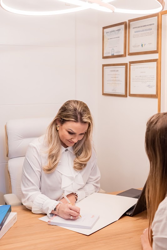 Dra. Bárbara Delacqua | Preenchimento Labial, Botox, Harmonização Facial, Peeling de Fenol, outros - Clínica de Estética em Jardim Camburi, Vitória/ES - Foto 3