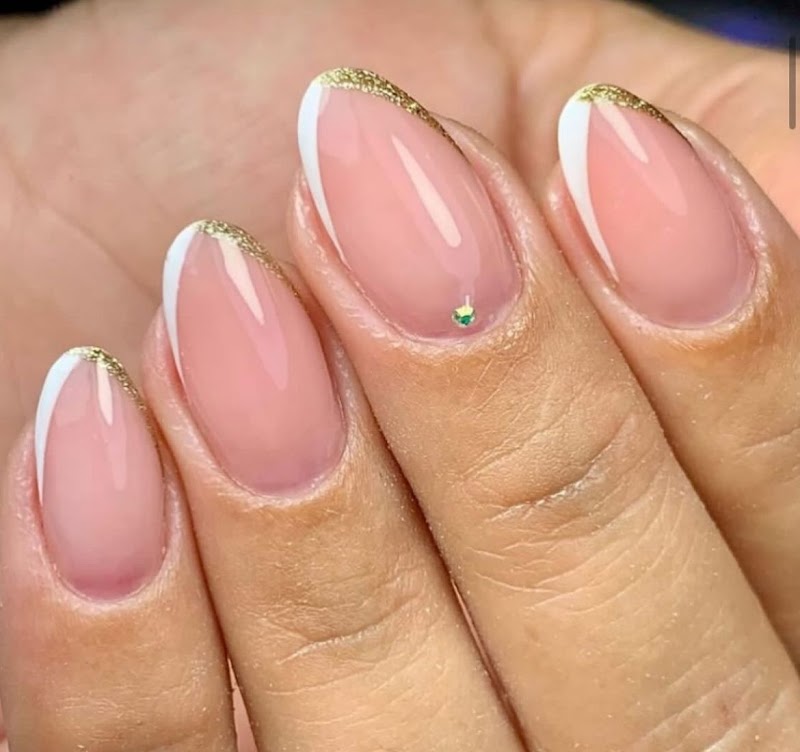 Studio Michelle Breda - Salão de Beleza em Jardim Camburi | Mechas, Podologia e Manicures Perto de você - Esmalteria em Jardim Camburi, Vitória/ES - Foto 2